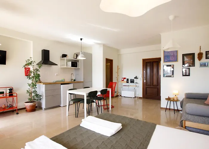 Casa Guilhermina, Sunny With Balcony דירה